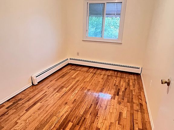 3rd image of 2956 Laconia Ave Floor 1