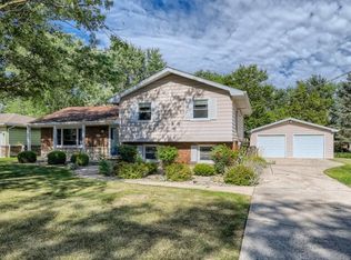 233 Center Rd, Frankfort, IL 60423