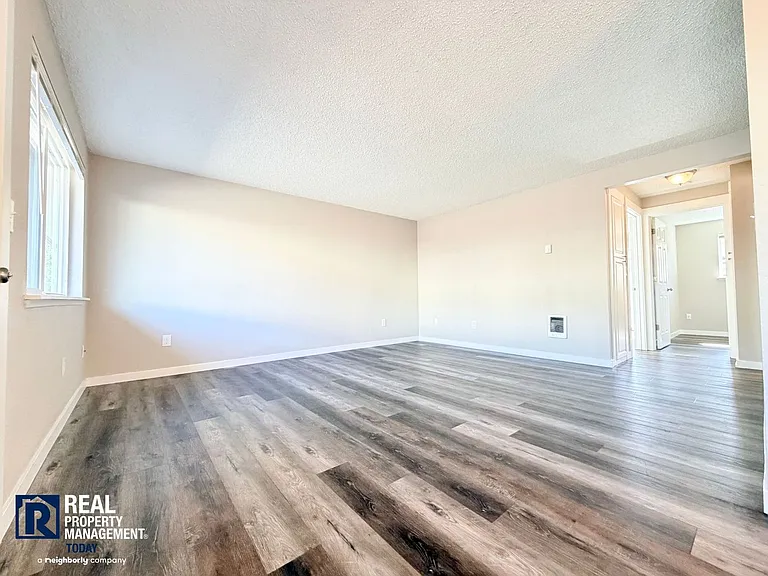6415 Steilacoom Blvd SW Tacoma — Photo 5