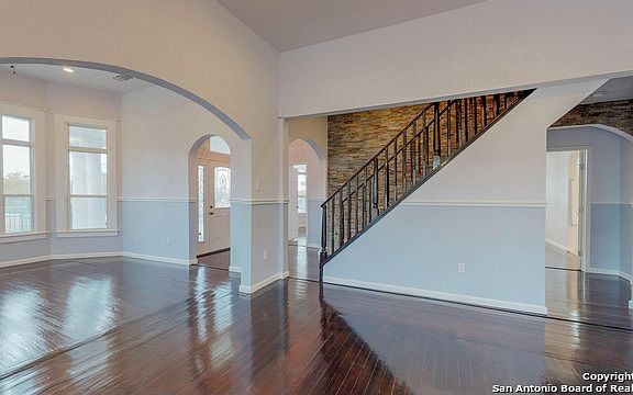 5th image of 1041 S New Braunfels Ave
