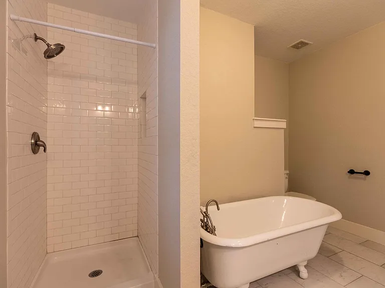 1121 E Crockett St — Photo 21