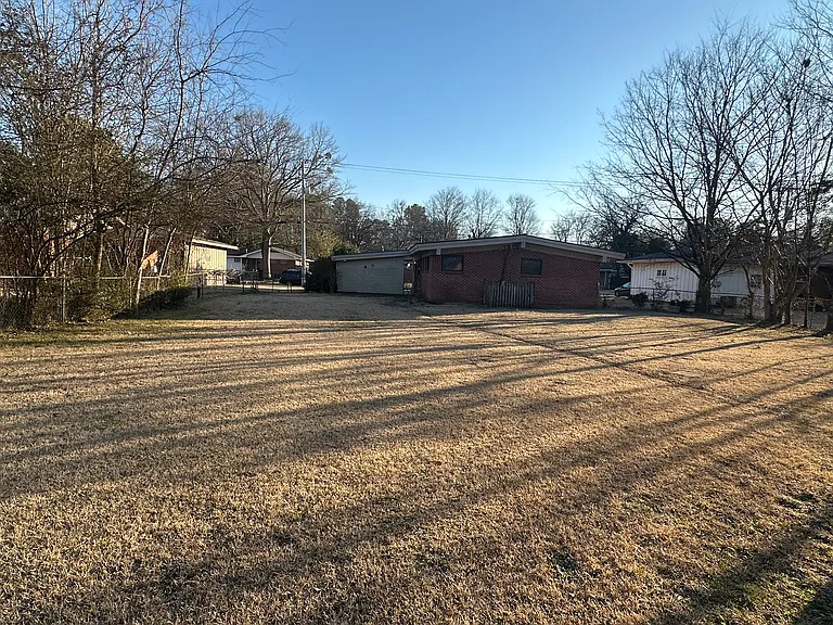 1320 Lambard Dr — Photo 2