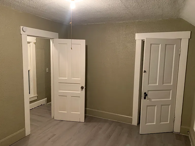 2207 Glen Ct — Photo 3
