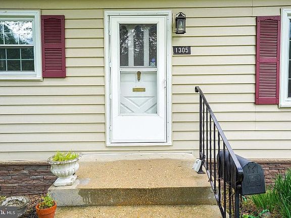 5th image of 1305 E Longview Dr