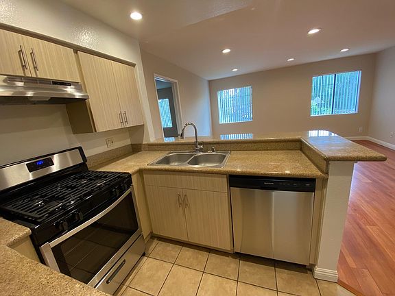 4th image of 615 W Milford St #208