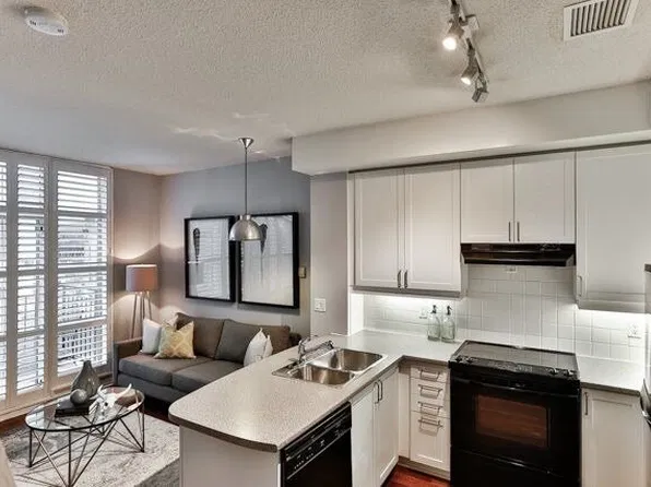 901 Queen St W #406, Toronto, ON M6J 3X4
