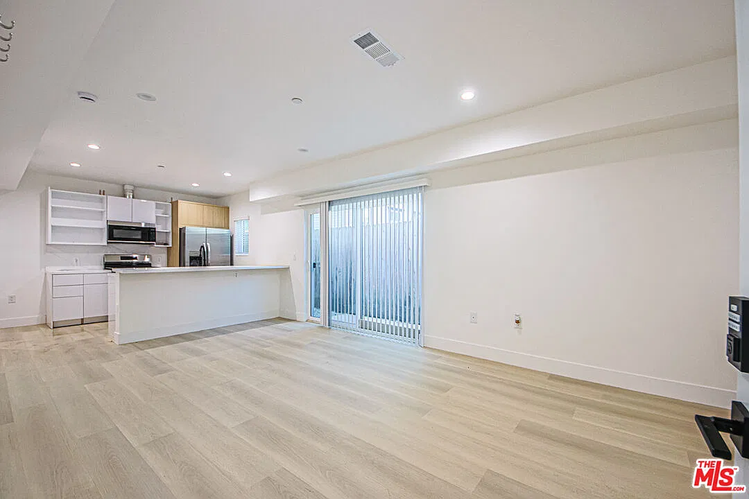 3 bed, 2.0 bath, 1337 sqft, $3,995 — Photo 1