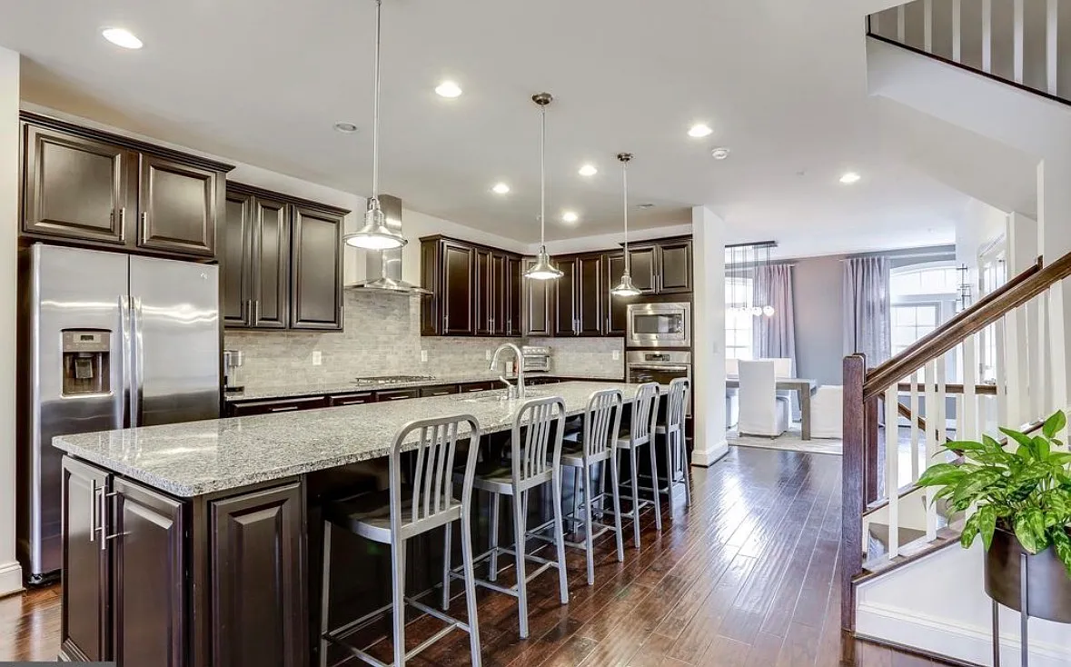 3 bed, 3384 sqft, $4,300 — Photo 4