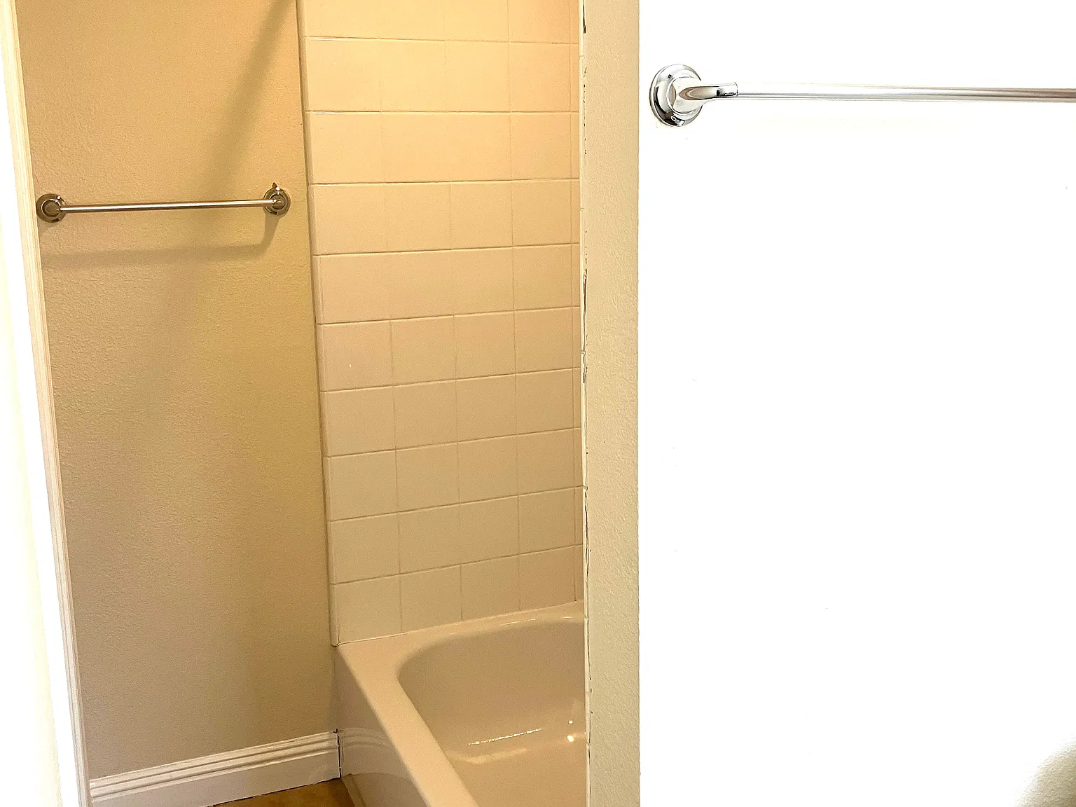 3 bed, 1100 sqft, $3,940 — Photo 3