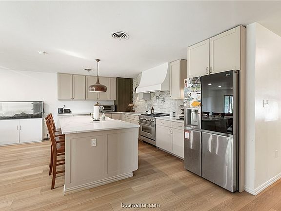 4th image of 1310 Leacrest Dr