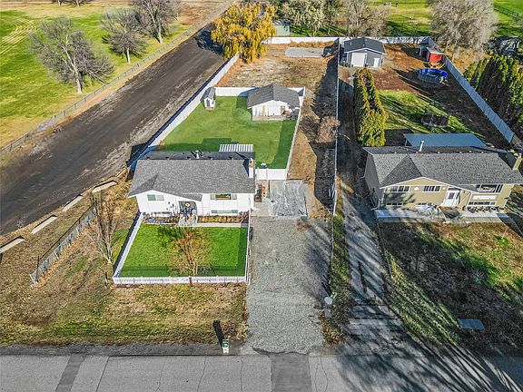 3rd image of 5764 Todd Hill Cres