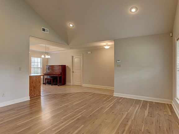 5th image of 919 Gary Dr