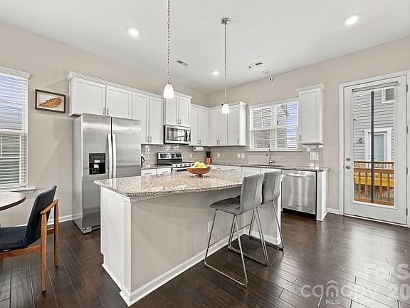 3rd image of 1021 Doveridge St