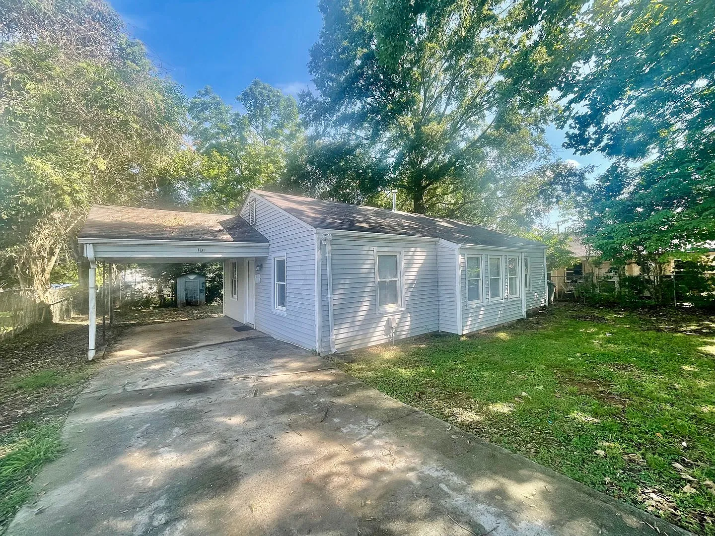 Adorable 3 bedroom 1 bath home with a carport . Located in Rock Hill — Photo 2