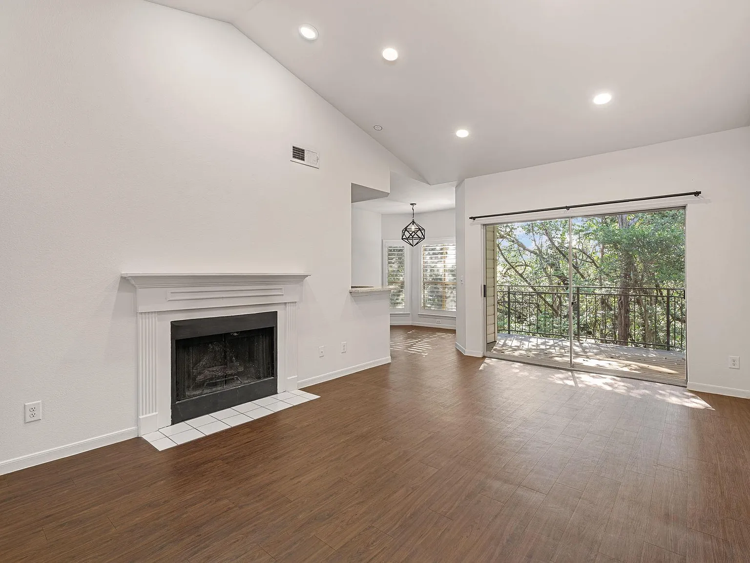 1 bed, 1.0 bath, 706 sqft, $1,350 — Photo 2