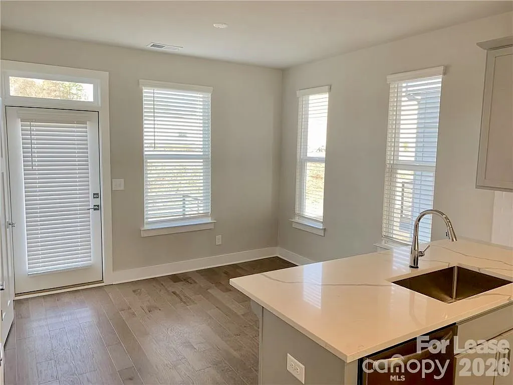 3 bed, 3.5 bath, 1727 sqft, $3,100 — Photo 4