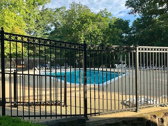 3rd image of 936 Windbrooke Dr