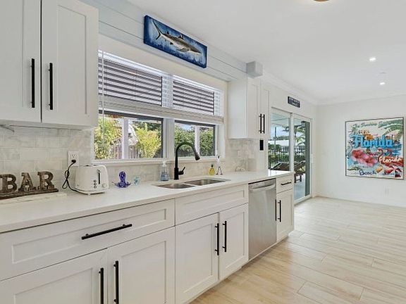 3rd image of 9 W Riverside Dr