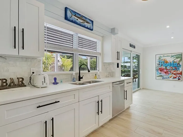 9 W Riverside Dr — Photo 3