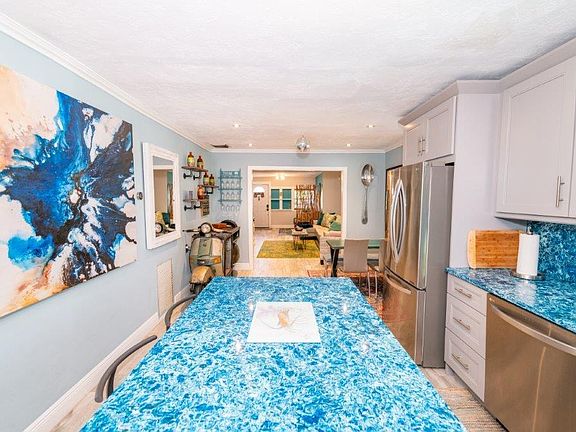 4th image of 1033 NE 34th St