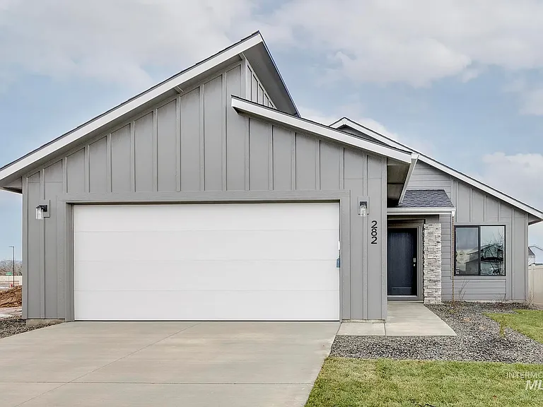 785 SW Alpha St — Photo 1