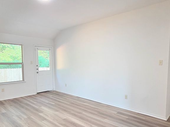 3rd image of 3320 Dumas Dr