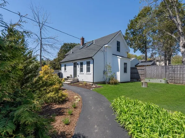 39 Topsfield Rd, Ipswich, MA 01938