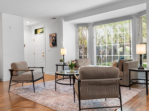 5th image of 1437 S Prairie Ave Unit K