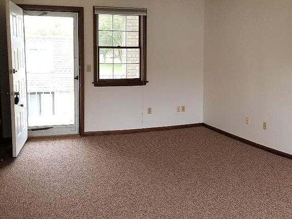 Great area for the TV/home entertainment center and love sea