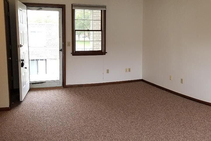 Great area for the TV/home entertainment center and love sea