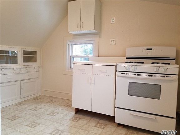 4th image of 127 Clinton Ave