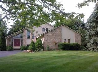 3251 Ravinewood Dr, Commerce Township, MI 48382