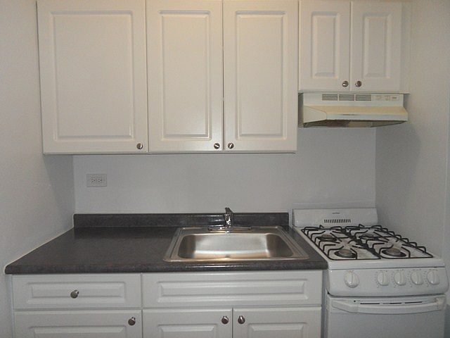 2nd image of 930 Ogden Ave APT 20