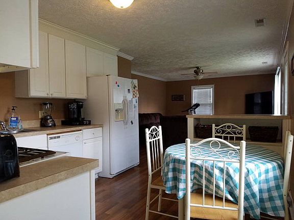 4th image of 627 Fairfax Dr