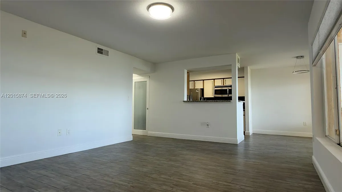 Building Photo - 2445 NW 33rd St #1404
