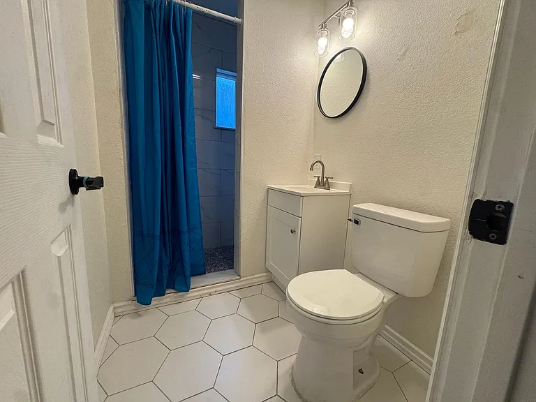709 Madison St NE — Photo 8