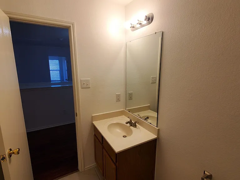 109 Southwestern Dr — Photo 9