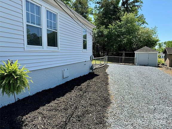 4th image of 1451 Hickory Ave