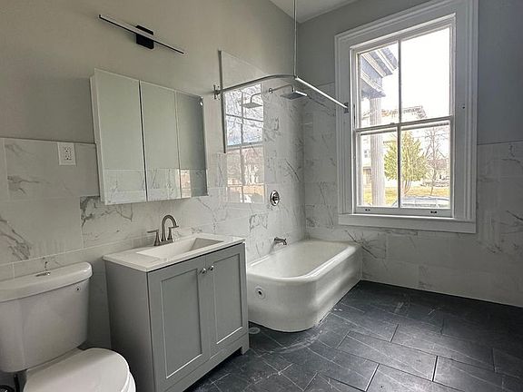 4th image of 346 Franklin Pl #1B