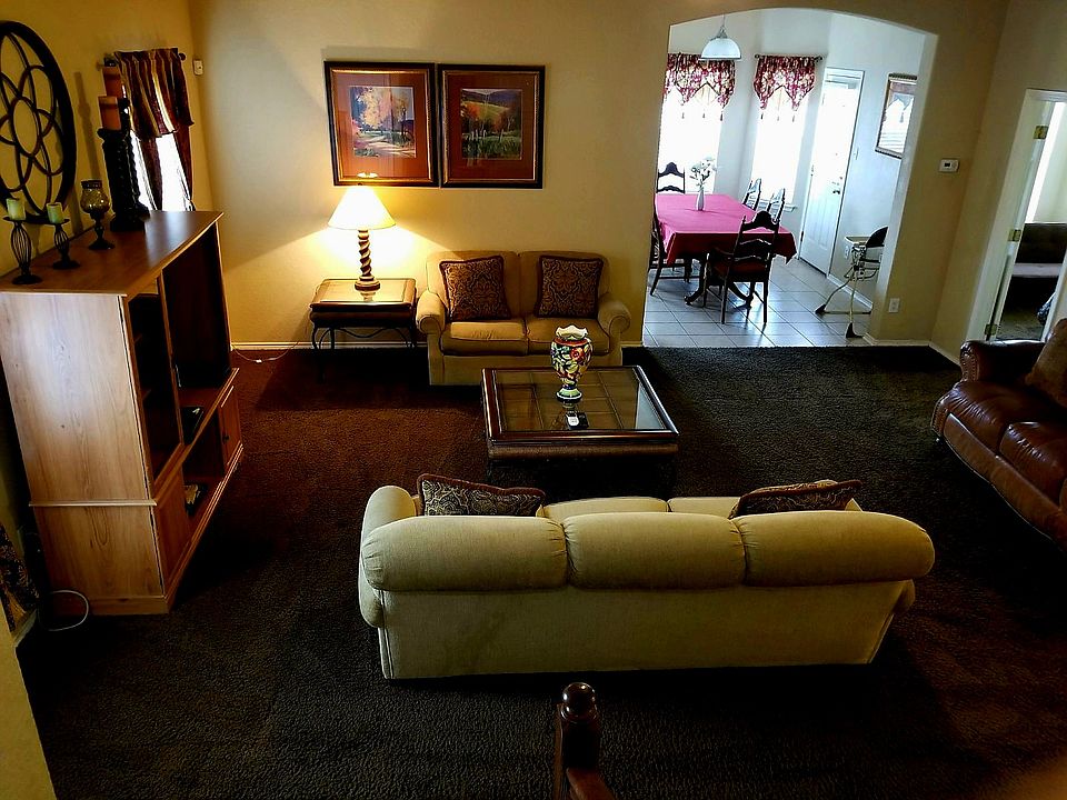 SPACIOUS LIVING ROOM