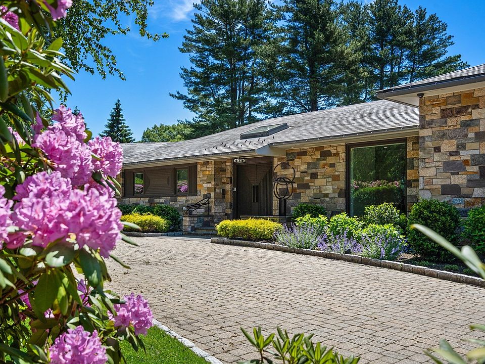 1st image of 9 Singletree Rd