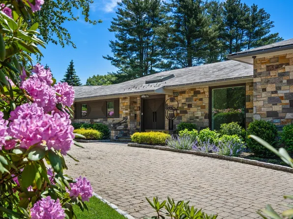 9 Singletree Rd, Brookline, MA 02467