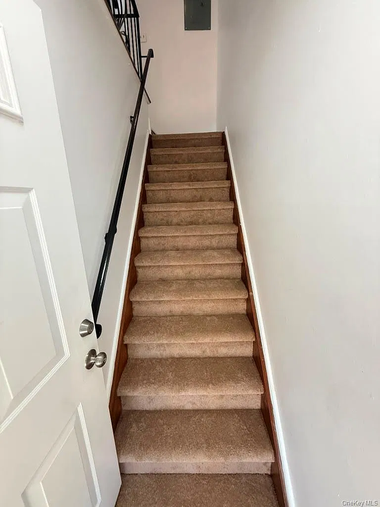 3 bed, 1.0 bath, 1109 sqft, $3,800 — Photo 2