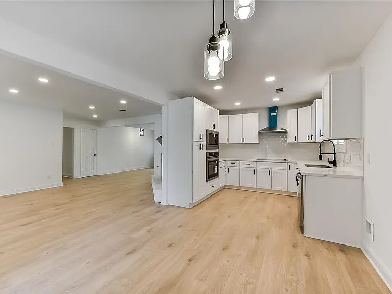 5946 Valkeith Dr — Photo 15