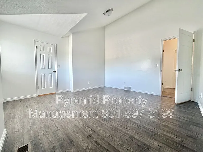 1091 Shepard Ln — Photo 14