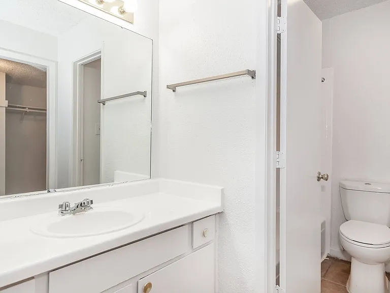 3737 Hillcroft Apartments — Photo 16