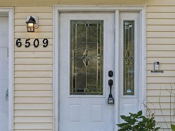 3rd image of 6509 Edgemont Blvd N