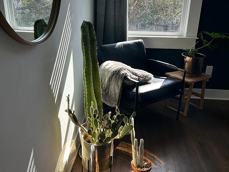 Guest room with queen bed and desk
