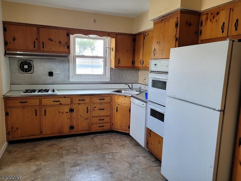2nd image of 262 Monroe Ave