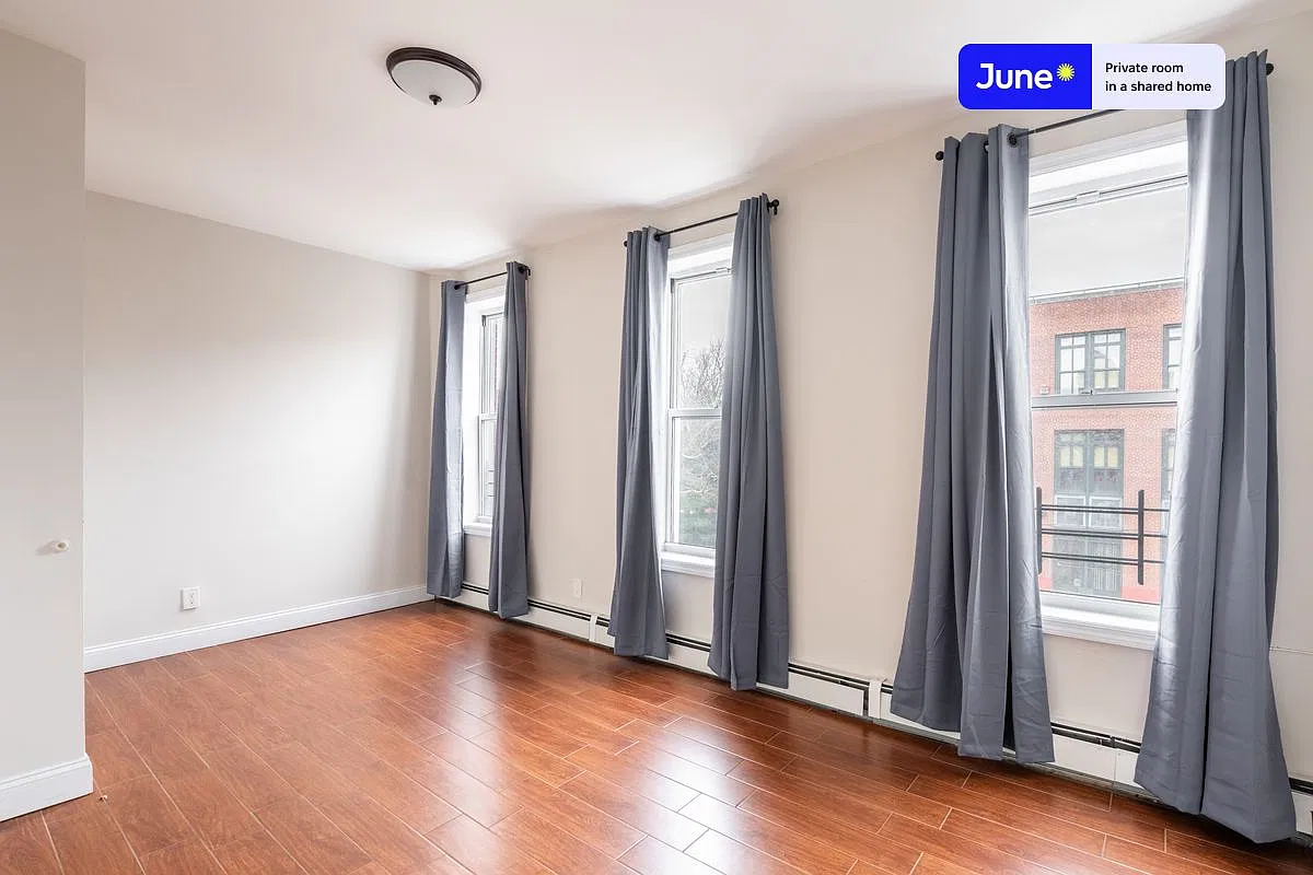Queen bedroom in 3 bed/1 bath home in Bedford-Stuyvesant #964 A — Photo 2